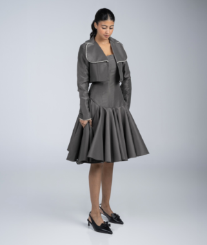 فستان وجاكيت بتصميم كلاسيكي عصري