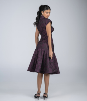 طقم أنيق مكوّن من توب مصمم وتنورة ميدي بلمسات فخمة